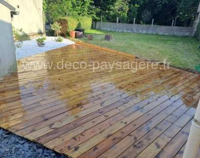 Terrasse composite au bord d'une piscine à Pontivy